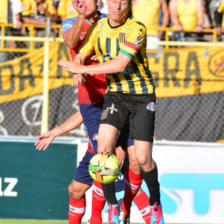 El atigrado Pablo Escobar (d), que marc un gol, disputa el baln con un jugador de Wilstermann.