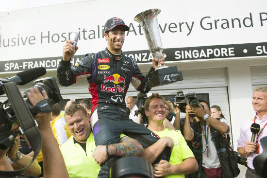 El piloto australiano es llevado en hombros por sus compaeros de equipo tras vencer en Hungra y as romper la hegemona de los Mercedes.