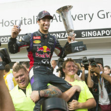 El piloto australiano es llevado en hombros por sus compaeros de equipo tras vencer en Hungra y as romper la hegemona de los Mercedes.