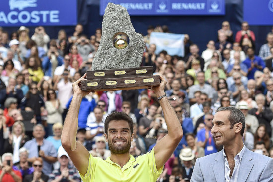 El espaol Andujar celebra luego de recibir el trofeo de campen.