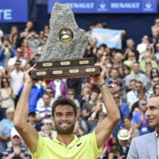 El espaol Andujar celebra luego de recibir el trofeo de campen.