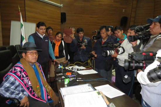 Sentencias. El presidente del TCP, Efren Choque, durante la conferencia de prensa de ayer.