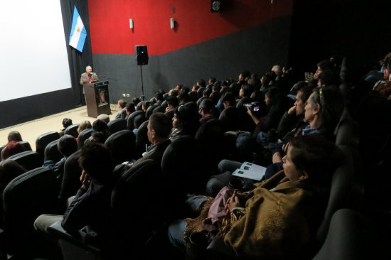 INAUGURACIN. El presidente del jurado del Festival, Antonio Eguino, insta al pblico a pensar en los DDHH.