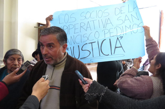 PROTESTA. Socios de las cooperativas quebradas en Sucre salieron a protestar ayer.