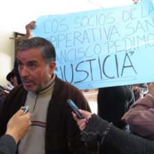 PROTESTA. Socios de las cooperativas quebradas en Sucre salieron a protestar ayer.