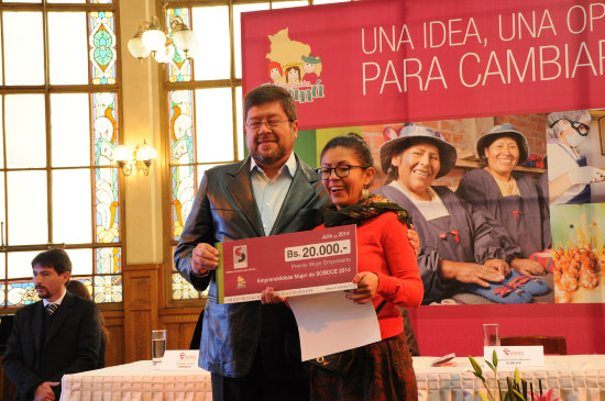 PREMIACIN. Paola Urquizu recibe el premio 