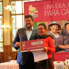 PREMIACIN. Paola Urquizu recibe el premio 