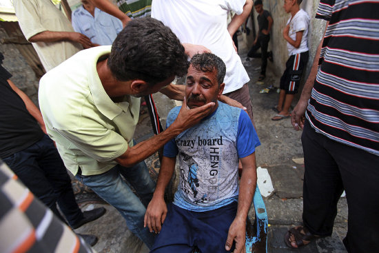 ATAQUE. El padre de uno los nios que muri por un ataque areo israel llora en el campo de refugiados de Al Shatea en la ciudad de Gaza.