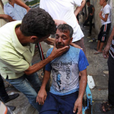 ATAQUE. El padre de uno los nios que muri por un ataque areo israel llora en el campo de refugiados de Al Shatea en la ciudad de Gaza.