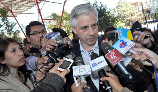 CONFERENCIA. El presidente en ejercicio, lvaro Garca Linera, ayer, despus de un acto pblico en Cochabamba.