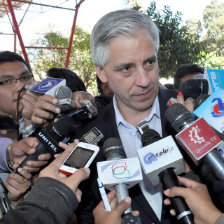 CONFERENCIA. El presidente en ejercicio, lvaro Garca Linera, ayer, despus de un acto pblico en Cochabamba.