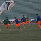 El espaol Rubn Cuesta (i) intenta agarrar el baln ante la marca de Rolando Ribera, en la prctica de ftbol de ayer, en el estadio Patria.