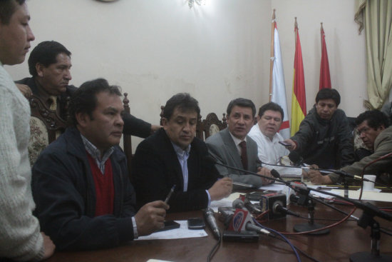 El presidente de la Liga, Jorge Decormis (2i), ofreci una conferencia de prensa luego del Consejo Superior, en Sucre.