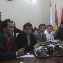 El presidente de la Liga, Jorge Decormis (2i), ofreci una conferencia de prensa luego del Consejo Superior, en Sucre.