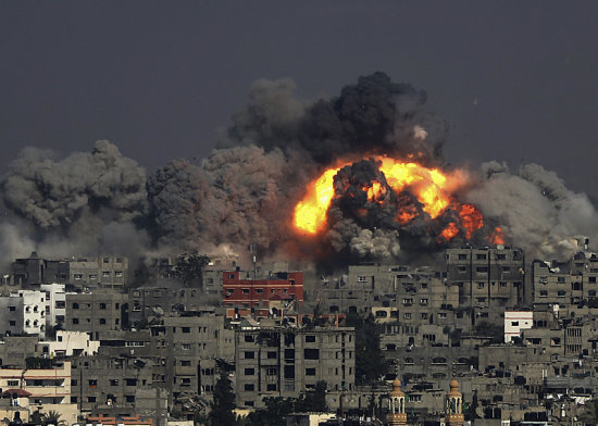 ATAQUES. Vista de una explosin ocurrida ayer, en el barrio de Tuffah, tras un ataque areo israel en el este de Gaza.