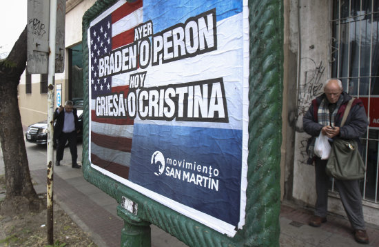 PERSPECTIVA. Un cartel en contra del juez estadounidense Thomas Griesa y los fondos de inversin en una calle de Buenos Aires.