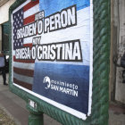 PERSPECTIVA. Un cartel en contra del juez estadounidense Thomas Griesa y los fondos de inversin en una calle de Buenos Aires.