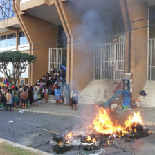 PROTESTA. Los manifestantes quemaron enseres de dirigentes de ayllus que hacan vigilia.