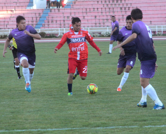 Alejandro Bejarano domina el baln ante la marca de rivales potosinos; abajo, el delantero espaol Ignacio Rodrguez, titular en el partido amistoso de ayer, entre Universitario y Real Potos.