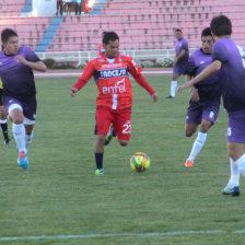 Alejandro Bejarano domina el baln ante la marca de rivales potosinos; abajo, el delantero espaol Ignacio Rodrguez, titular en el partido amistoso de ayer, entre Universitario y Real Potos.