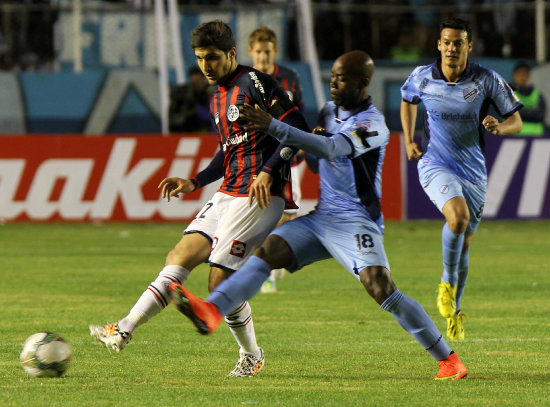 Una jugada de ataque del equipo azulgrana de San Lorenzo; abajo la celebracin de los jugadores argentinos luego de la finalizacin del partido.