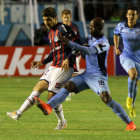 Una jugada de ataque del equipo azulgrana de San Lorenzo; abajo la celebracin de los jugadores argentinos luego de la finalizacin del partido.