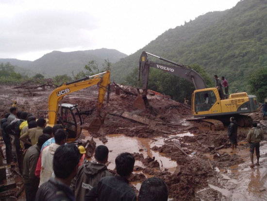 RESCATE. Mquinas retiran barro tras un corrimiento de tierras en la localidad de Pune, India.