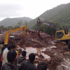 RESCATE. Mquinas retiran barro tras un corrimiento de tierras en la localidad de Pune, India.