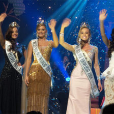 REINAS. Las bolivianas coronadas como las ms bellas, entre ellas Elosa, a la izquierda.