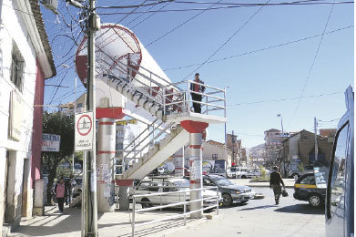 PASARELA. Muchos pasan por debajo.