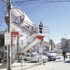 PASARELA. Muchos pasan por debajo.