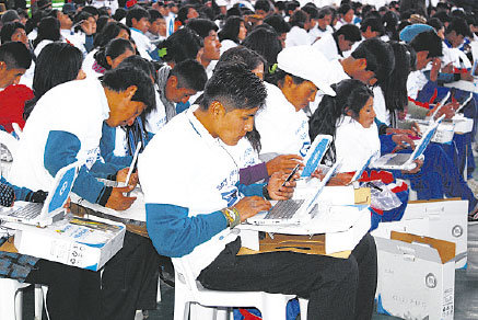 EDUCACIN. Los primeros equipos entregados a bachilleres de unidades educativas de la ciudad de El Alto.