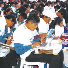 EDUCACIN. Los primeros equipos entregados a bachilleres de unidades educativas de la ciudad de El Alto.