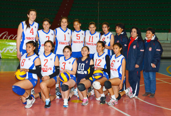 El plantel de Universitario que compite en la Liga Superior del Voleibol Boliviano, en La Paz.