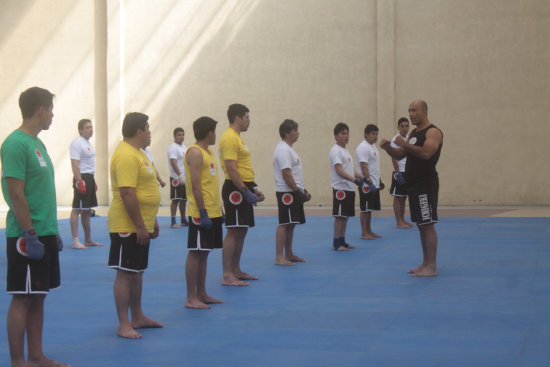 El instructor brasileo Francisco Alves (d) dict el curso de karate.