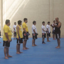 El instructor brasileo Francisco Alves (d) dict el curso de karate.