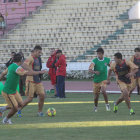 La prctica de ayer del cuadro docto fue ante el equipo de Fancesa; abajo, Sifuentes entrega la Declaracin Camaral que distingue a Universitario.