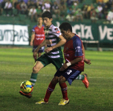 Dos escenas del partido de anoche, en el que los finalistas del torneo de invierno no se hicieron dao.