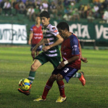 Dos escenas del partido de anoche, en el que los finalistas del torneo de invierno no se hicieron dao.