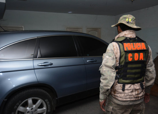 OPERATIVO. Uno de los vehculos decomisados ayer, en la cntrica zona de Miraflores en La Paz.