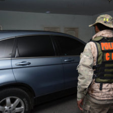 OPERATIVO. Uno de los vehculos decomisados ayer, en la cntrica zona de Miraflores en La Paz.