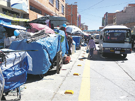 DESORDEN. La Intendencia Municipal retir 16 puestos asentados en la calzada de la calle Nataniel Aguirre, pero ellos volvieron el mismo da.