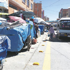 DESORDEN. La Intendencia Municipal retir 16 puestos asentados en la calzada de la calle Nataniel Aguirre, pero ellos volvieron el mismo da.