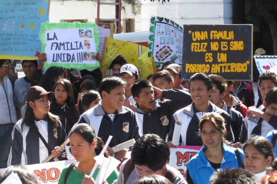 MARCHA. Estudiantes apoyan la ley.