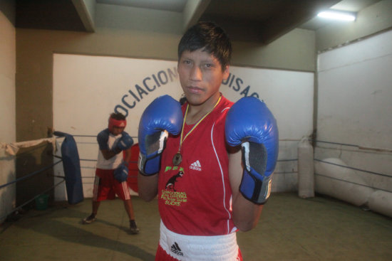 El pugilista capitalino Jhonny Janco con la medalla de bronce conseguida en Ecuador.