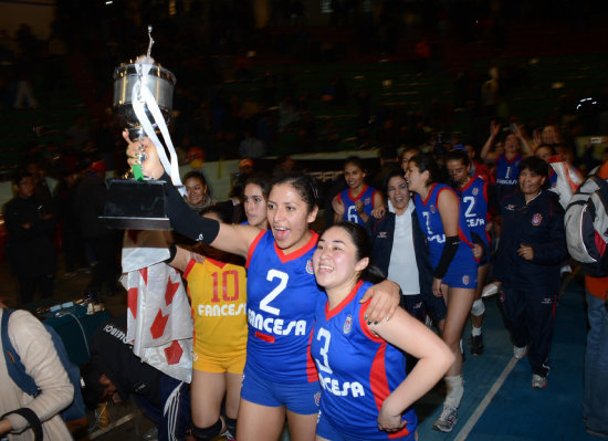 Las jugadoras Lizangela Garca y Claudia Rengel encabezan la vuelta olmpica de Universitario, luego de coronarse campeonas nacionales.