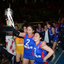 Las jugadoras Lizangela Garca y Claudia Rengel encabezan la vuelta olmpica de Universitario, luego de coronarse campeonas nacionales.