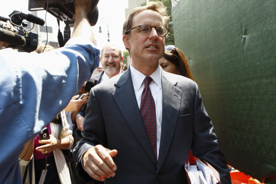 AUDIENCIA. El abogado del Estado argentino Jonathan Blackman sale de la corte del distrito sur de Manhattan, ayer.