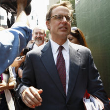 AUDIENCIA. El abogado del Estado argentino Jonathan Blackman sale de la corte del distrito sur de Manhattan, ayer.