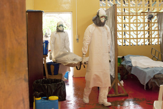 EPIDEMIA. Mdicos trabajan durante el tratamiento de un caso en Foya, Liberia.